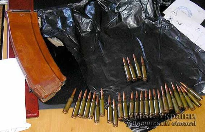 Хлопець гуляв містом із пакетом набоїв Хлопець гуляв містом із пакетом набоїв