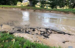 Зруйнований асфальт: На одній з вулиць Нововолинська прорвало водопровід Зруйнований асфальт: На одній з вулиць Нововолинська прорвало водопровід