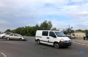 У Нововолинську зіткнулися бус на легковик У Нововолинську зіткнулися бус на легковик