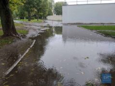 Біля оновленого нововолинського стадіону знову затопило пішохідну доріжку Біля оновленого нововолинського стадіону знову затопило пішохідну доріжку