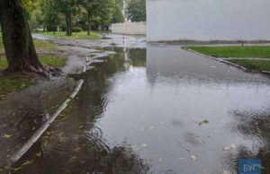 Біля оновленого нововолинського стадіону знову затопило пішохідну доріжку Біля оновленого нововолинського стадіону знову затопило пішохідну доріжку