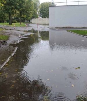 Біля оновленого нововолинського стадіону знову затопило пішохідну доріжку