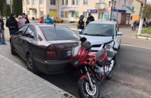 У Нововолинську водійка легковика протаранила мотоцикліста. ФОТО У Нововолинську водійка легковика протаранила мотоцикліста. ФОТО