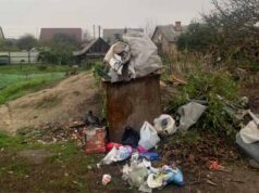 У Нововолинську жителі двох вулиць змушені збирати сміття в один ящик, бо “немає контейнерів” У Нововолинську жителі двох вулиць змушені збирати сміття в один ящик