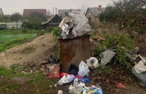 У Нововолинську жителі двох вулиць змушені збирати сміття в один ящик, бо “немає контейнерів” У Нововолинську жителі двох вулиць змушені збирати сміття в один ящик