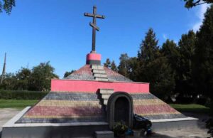 Сапожніков намостив на могилі УПА у Нововолинську кривої бруківки на 100 000 грн Сапожніков намостив на могилі УПА у Нововолинську кривої бруківки на 100 000 грн