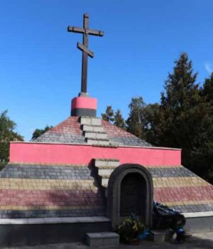 122134557_337955210842251_5825428110337794477_n-1024x683-1 Сапожніков намостив на могилі УПА у Нововолинську кривої бруківки на 100 000 грн