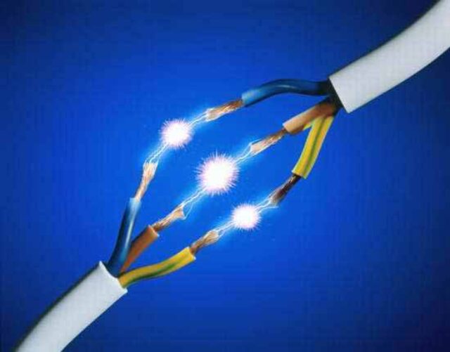 Пожежа: будівля загорілась через замикання Пожежа: будівля загорілась через замикання