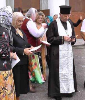 12_1_0 У Жовтневому на День селища молилися за мир