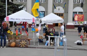 Нововолинські волонтери провели благодійну акцію до Дня матері Нововолинські волонтери провели благодійну акцію до Дня матері