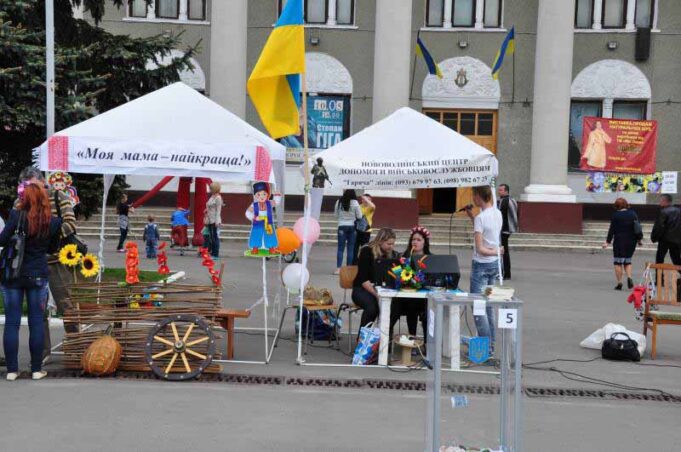 Нововолинські волонтери провели благодійну акцію до Дня матері Нововолинські волонтери провели благодійну акцію до Дня матері