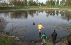 У Жовтневому мешканці наводять порядки на кладовищах та озері У Жовтневому мешканці наводять порядки на кладовищах та озері