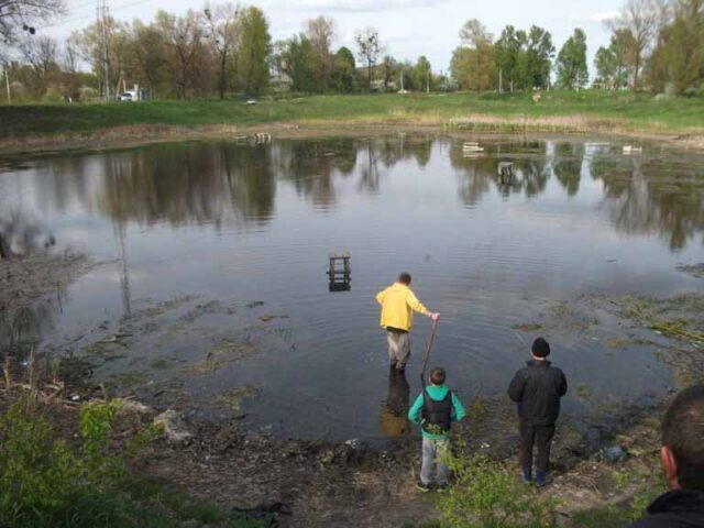 У Жовтневому мешканці наводять порядки на кладовищах та озері У Жовтневому мешканці наводять порядки на кладовищах та озері