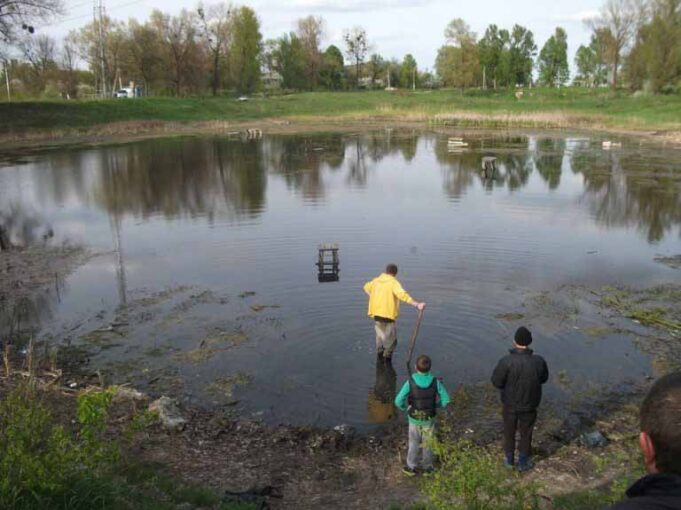 У Жовтневому мешканці наводять порядки на кладовищах та озері У Жовтневому мешканці наводять порядки на кладовищах та озері