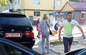 Герой інциденту з побиттям колишньої їздить на авто з підробним держномером Герой інциденту з побиттям колишньої їздить на авто з підробним держномером