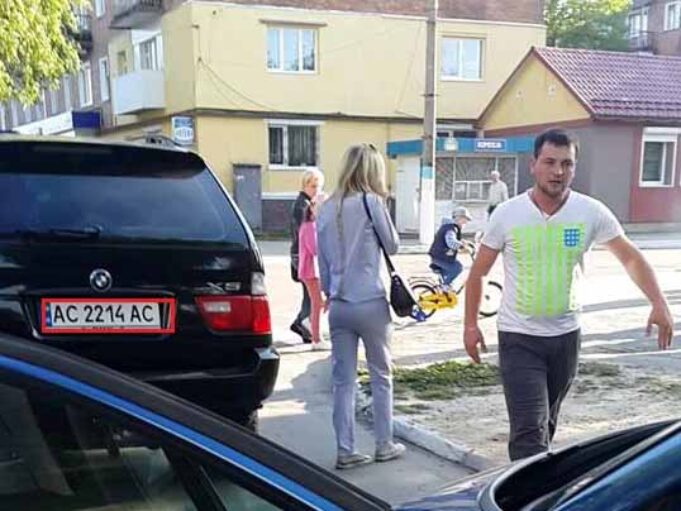 Герой інциденту з побиттям колишньої їздить на авто з підробним держномером Герой інциденту з побиттям колишньої їздить на авто з підробним держномером