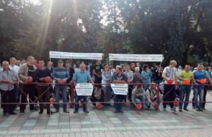 Ігор Гузь зустрівся із нововолинськими шахтарями, які вимагають виплати зарплат під Верховною Радою Ігор Гузь зустрівся із нововолинськими шахтарями