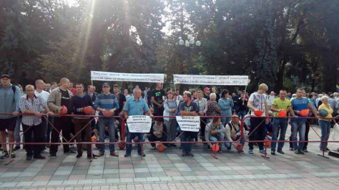 Ігор Гузь зустрівся із нововолинськими шахтарями, які вимагають виплати зарплат під Верховною Радою Ігор Гузь зустрівся із нововолинськими шахтарями