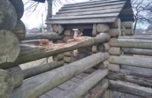 ОБЕРЕЖНО! Дитячий майданчик біля міської ради в аварійному стані! ОБЕРЕЖНО! Дитячий майданчик біля міської ради в аварійному стані!