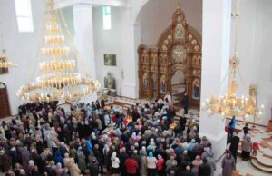 Перша святкова літургія в Святодухівському соборі м.Нововолинська (ФОТО) Перша святкова літургія в Святодухівському соборі м.Нововолинська (ФОТО)