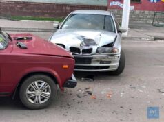 На проспекті Дружби, біля АТБ та ПриватБанку, зіткнулися «Жигулі» та БМВ На проспекті Дружби