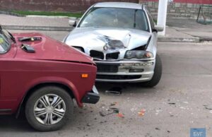 На проспекті Дружби, біля АТБ та ПриватБанку, зіткнулися «Жигулі» та БМВ На проспекті Дружби