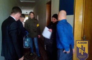 “АЗОВ” приніс на сесію міськради 3 бутлі використаних шприців "АЗОВ" приніс на сесію міськради 3 бутлі використаних шприців
