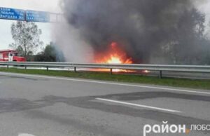 Біля «Ягодина» згоріла вантажівка (Фото, Відео) Біля «Ягодина» згоріла вантажівка (Фото