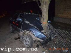ДТП на Соборній: авто з неповнолітніми врізалось у дерево ДТП на Соборній: авто з неповнолітніми врізалось у дерево