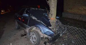 ДТП на Соборній: авто з неповнолітніми врізалось у дерево ДТП на Соборній: авто з неповнолітніми врізалось у дерево