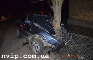 ДТП на Соборній: авто з неповнолітніми врізалось у дерево ДТП на Соборній: авто з неповнолітніми врізалось у дерево