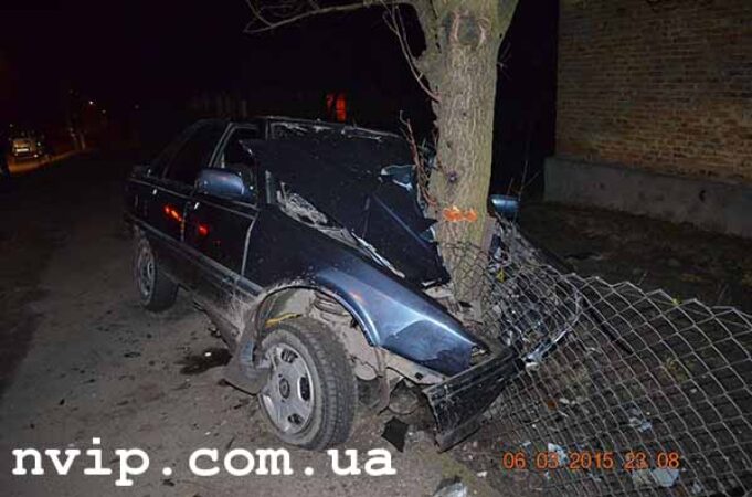 ДТП на Соборній: авто з неповнолітніми врізалось у дерево ДТП на Соборній: авто з неповнолітніми врізалось у дерево