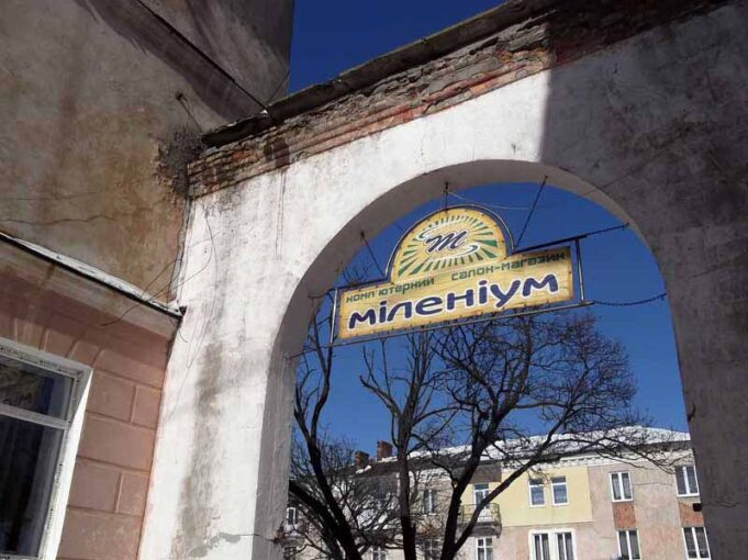Будні сірих та пересічних. Будні сірих та пересічних.
