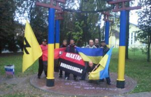 У колір прапора: патріотична альтанка і “російський” смітник У колір прапора: патріотична альтанка і "російський" смітник