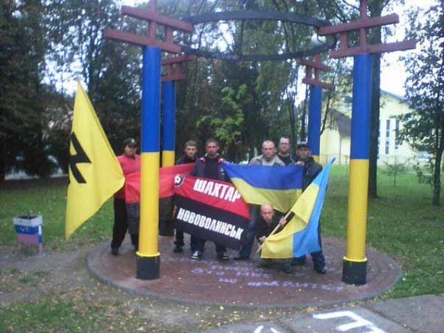 У колір прапора: патріотична альтанка і “російський” смітник У колір прапора: патріотична альтанка і "російський" смітник