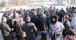 Шахтарі вимагали зарплатню під стінами мерії Шахтарі вимагали зарплатню під стінами мерії