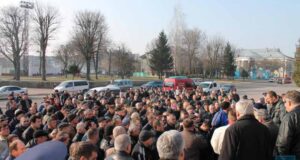 Шахтарі мітингували під міськрадою і знову перекрили дорогу Шахтарі мітингували під міськрадою і знову перекрили дорогу