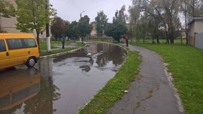 Після зливи затопило вулицю Нововолинську Після зливи затопило вулицю Нововолинську