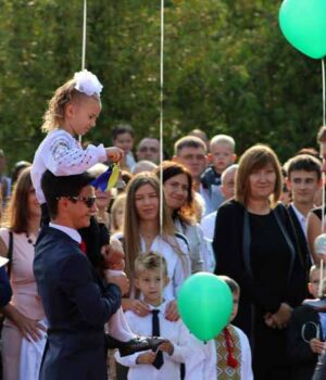 Перший дзвоник пролунав у школах Нововолинська (фото/відео)
