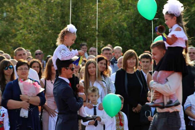 Перший дзвоник пролунав у школах Нововолинська (фото/відео) Перший дзвоник пролунав у школах Нововолинська (фото/відео)