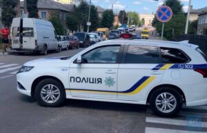 Нововолинська поліція “ловила” водіїв, які з порушеннями паркуються біля центрального ринку Нововолинська поліція "ловила" водіїв