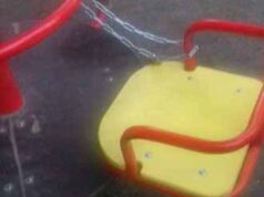 На дитячому майданчику елементи прив’язали ланцюгом На дитячому майданчику елементи прив'язали ланцюгом