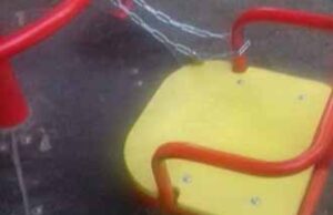 На дитячому майданчику елементи прив’язали ланцюгом На дитячому майданчику елементи прив'язали ланцюгом