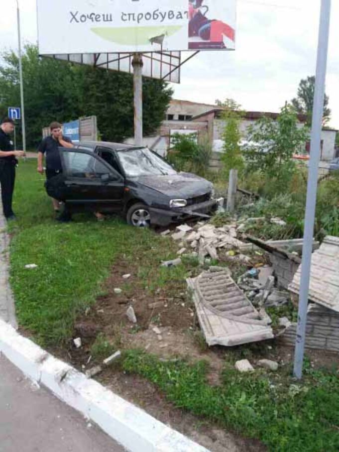 ДТП на вулиці Сокальській – п’яний за кермом протаранив паркан (Фото) ДТП на вулиці Сокальській - п'яний за кермом протаранив паркан (Фото)