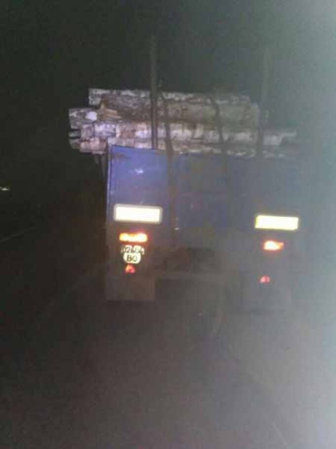 Із навантаженого камазу, що прямував на “Кроноспан”, вилетіли колоди прямо під колеса іномарки Із навантаженого камазу