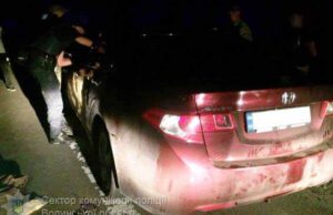 Під Луцьком поліцейські зупинили автомобіль з бурштином та юнаком у багажнику Під Луцьком поліцейські зупинили автомобіль з бурштином та юнаком у багажнику