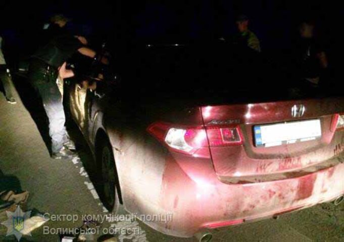 Під Луцьком поліцейські зупинили автомобіль з бурштином та юнаком у багажнику Під Луцьком поліцейські зупинили автомобіль з бурштином та юнаком у багажнику
