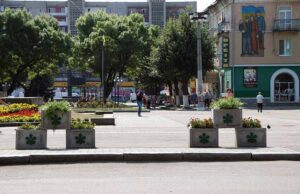 На майдані Незалежності встановили декоративні клумби На майдані Незалежності встановили декоративні клумби