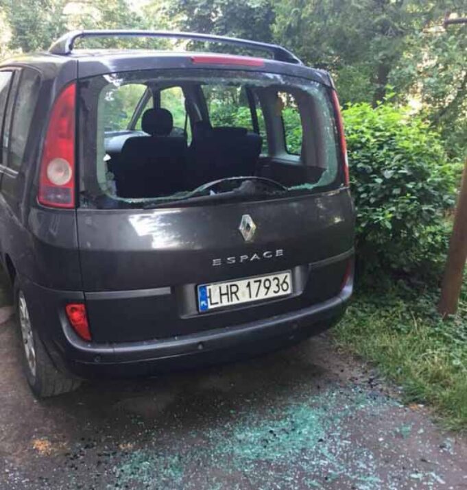 Мешканка міста зустріла вранці своє авто із розбитим склом Мешканка міста зустріла вранці своє авто із розбитим склом