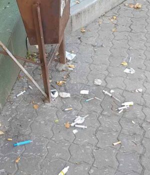 У самому центрі міста знайшли купу шприців